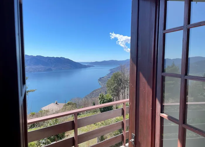 Dom wakacyjny Romantic House By Maggiore With Garden