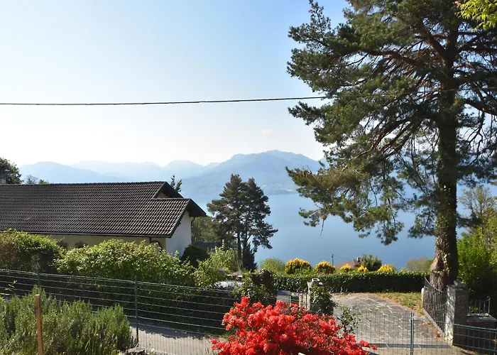 Romantic House By Maggiore With Garden Nyaraló